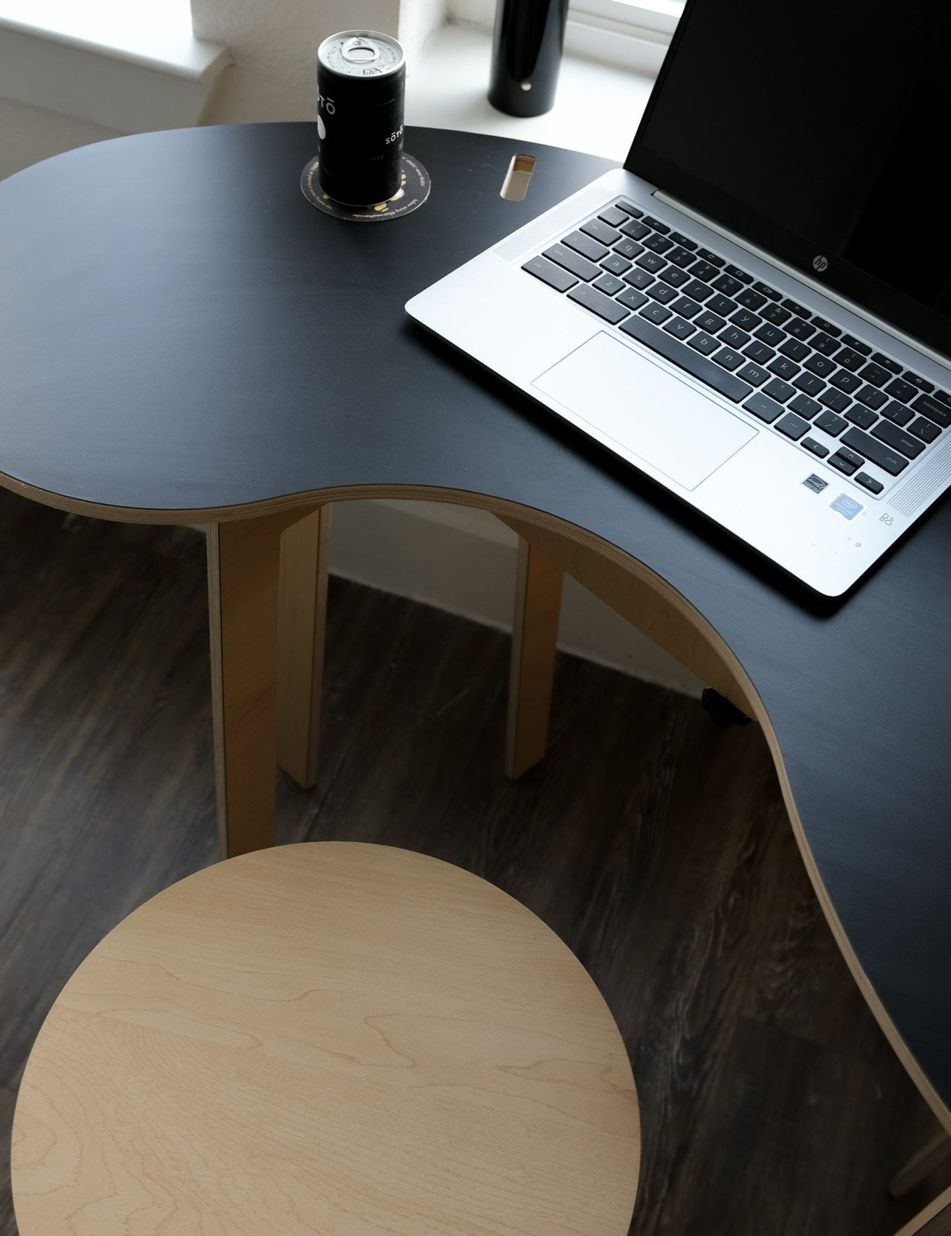 414_squiggle_sitting_work_desk_in_black_1_77cc8f69-a9a0-48e7-ab23-f990589045eb.jpg