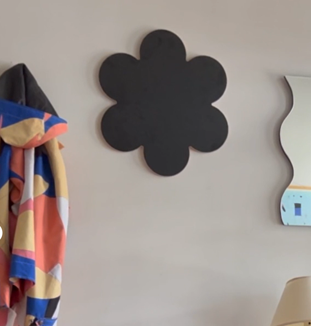 UgC_black_flower_on_wall.png